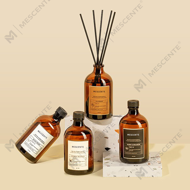 معطر هواء فاخر كبير باللونين الأسود والذهبي بسعة 100 مل مصنوع من الألياف الزجاجية الملونة ومزود بقصب ومذيب