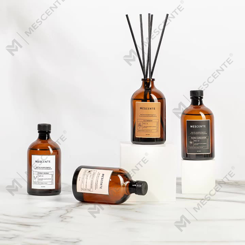 معطر هواء فاخر كبير باللونين الأسود والذهبي بسعة 100 مل مصنوع من الألياف الزجاجية الملونة ومزود بقصب ومذيب