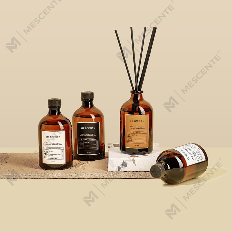 معطر هواء فاخر كبير باللونين الأسود والذهبي بسعة 100 مل مصنوع من الألياف الزجاجية الملونة ومزود بقصب ومذيب