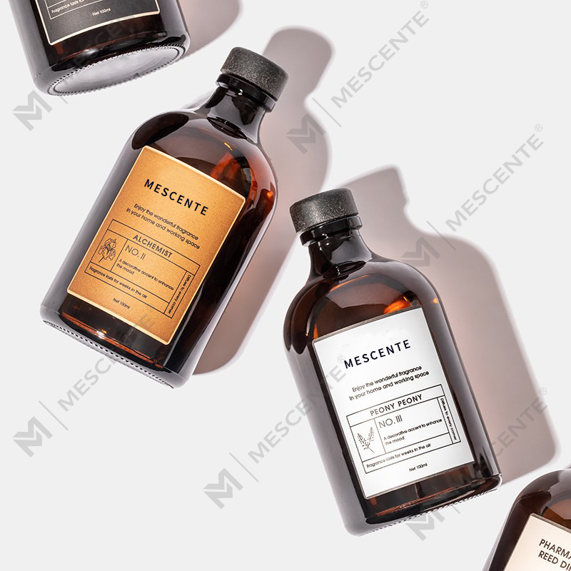 معطر هواء فاخر كبير باللونين الأسود والذهبي بسعة 100 مل مصنوع من الألياف الزجاجية الملونة ومزود بقصب ومذيب