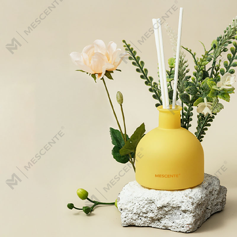 موزع عطر فاخر من M&Scent برائحة زيت عطري مع أعواد من الخيزران