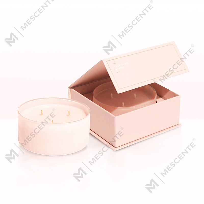 شموع فاخرة كبيرة الحجم من M&Scent بثلاثة فتائل معطرة وغطاء خشبي