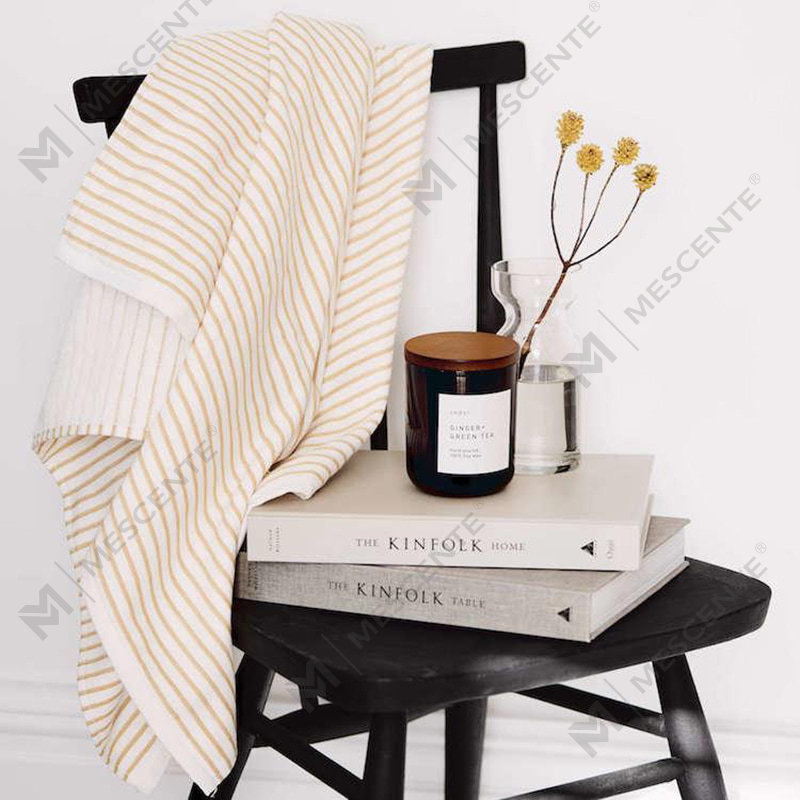 تختبئ المجوهرات اللامعة في القلب التاجي، بينما تُضيء شموع عطرية خالية من الدخان الأجواء الاحتفالية.