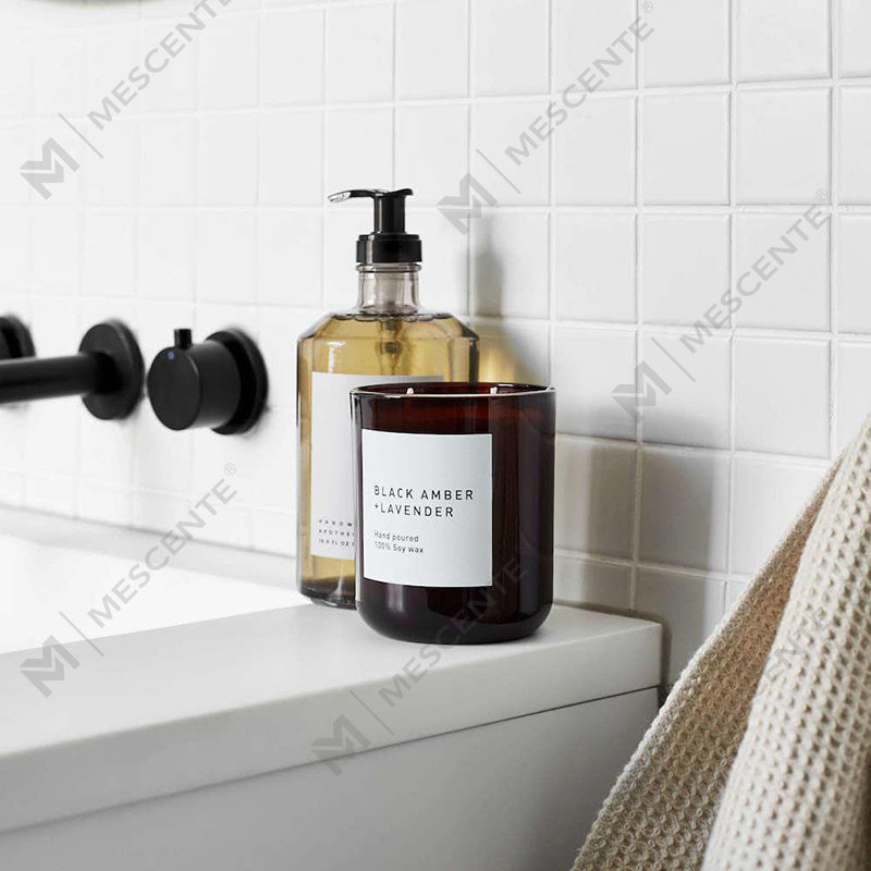 تختبئ المجوهرات اللامعة في القلب التاجي، بينما تُضيء شموع عطرية خالية من الدخان الأجواء الاحتفالية.