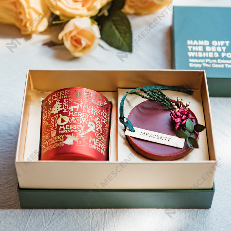 هدية شمعة معطرة برائحة عيد الميلاد والنجوم وعطر M&Scent مع اليد