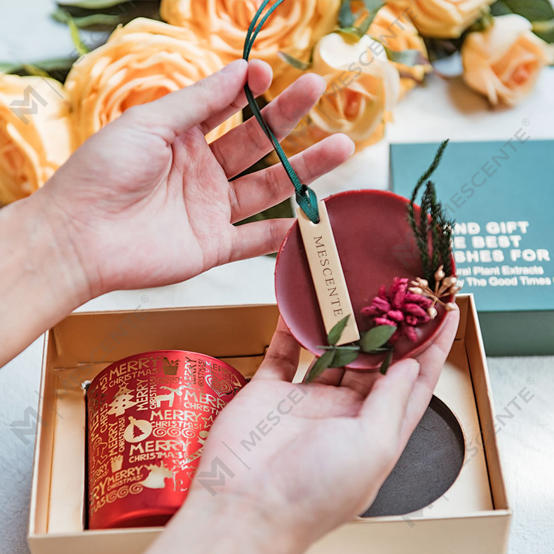 هدية شمعة معطرة برائحة عيد الميلاد والنجوم وعطر M&Scent مع اليد