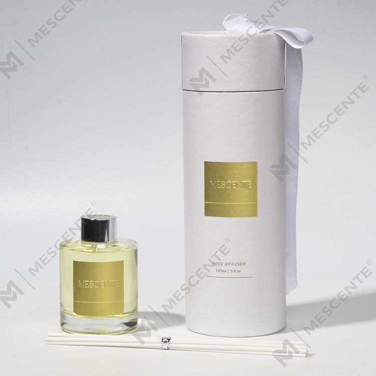 مجموعة هدايا معطر جو منزلي خاص من M&Scent مع مجموعة أعواد موزع القصب