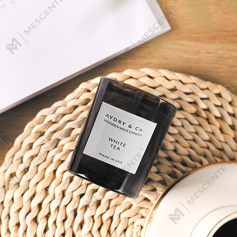 شموع الصويا المعطرة بالشاي الأبيض من ماركة Mescente الخاصة في مرطبانات