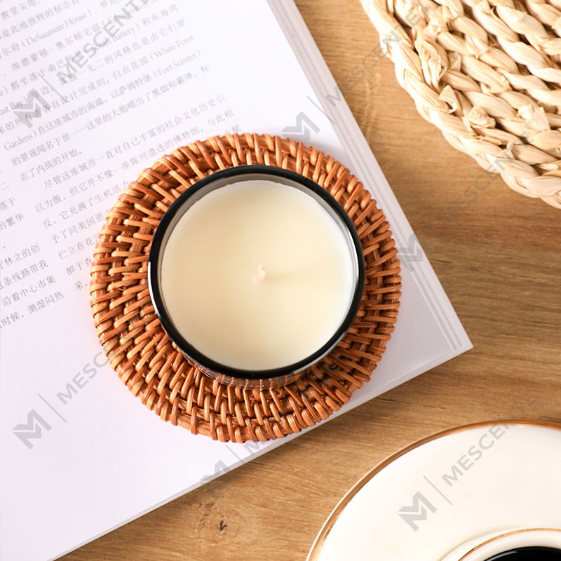 شموع الصويا المعطرة بالشاي الأبيض من ماركة Mescente الخاصة في مرطبانات