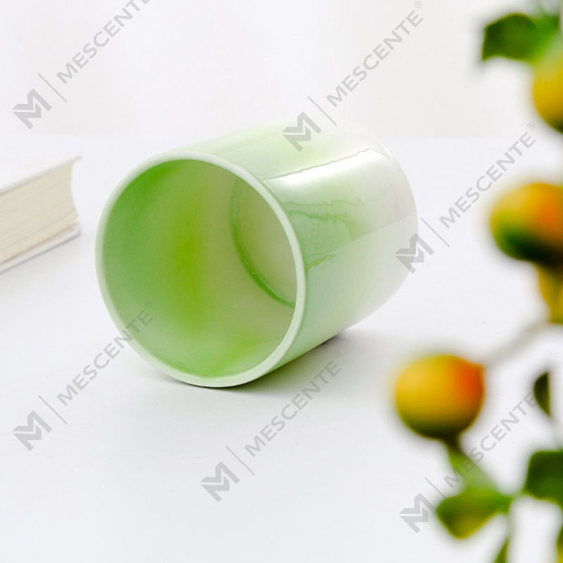 شموع معطرة مخصصة للديكور المنزلي من ماركة M&Scent في أوعية شموع سيراميك