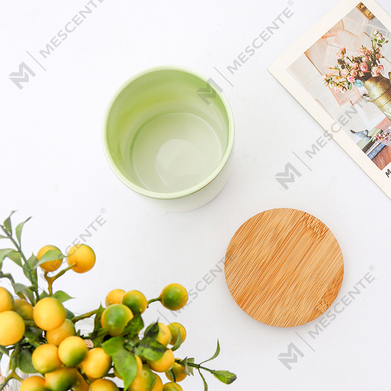 شموع معطرة مخصصة للديكور المنزلي من ماركة M&Scent في أوعية شموع سيراميك