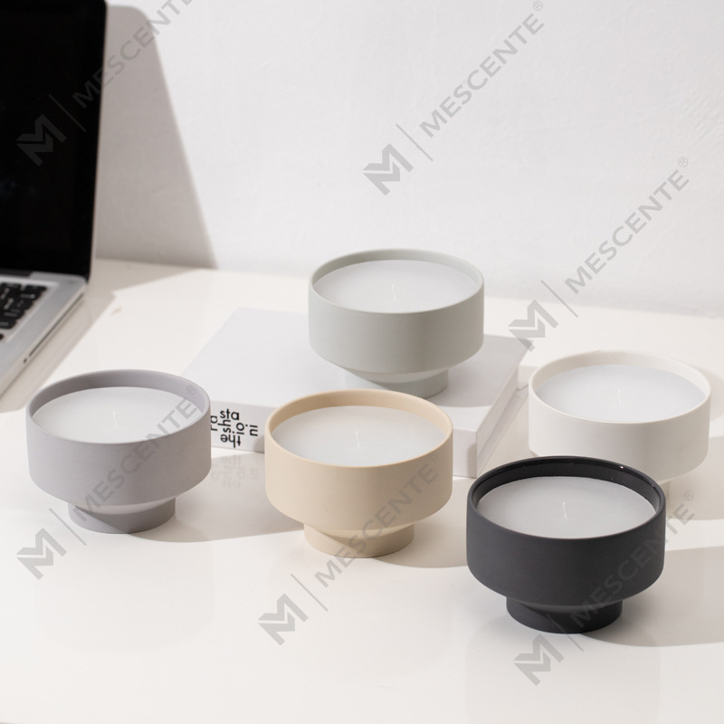 جرة شمعة عيد الميلاد الكبيرة الحديثة المخصصة بالجملة من M&Scent بثلاثة فتائل بيضاء مع غطاء من الخيزران