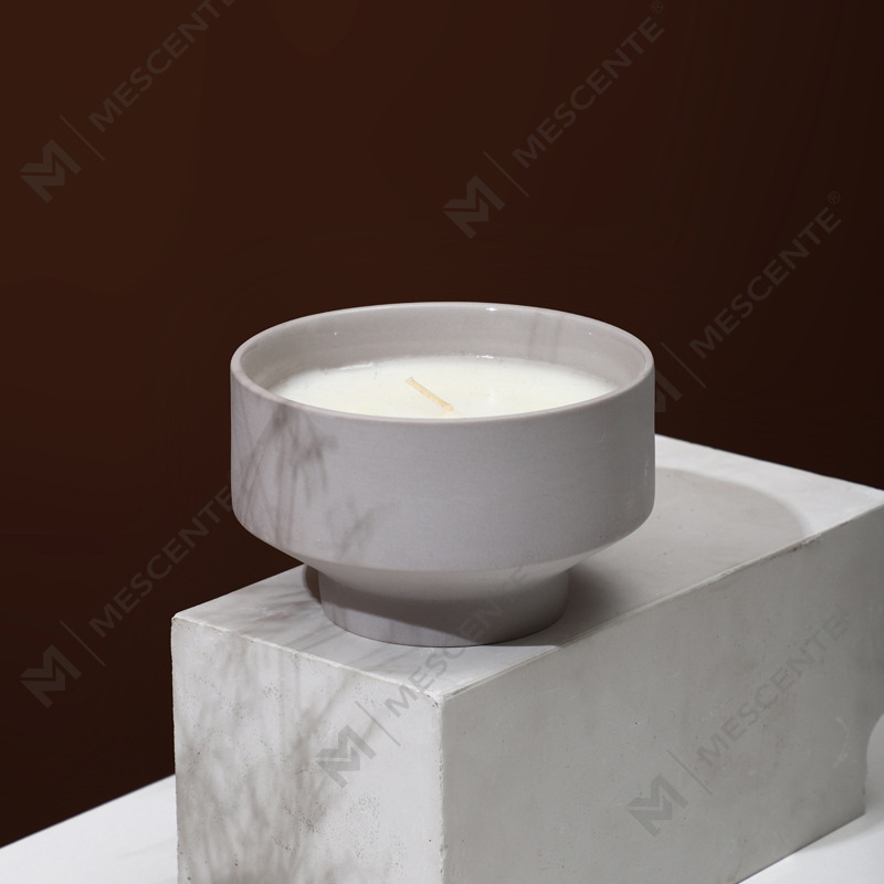 جرة شمعة عيد الميلاد الكبيرة الحديثة المخصصة بالجملة من M&Scent بثلاثة فتائل بيضاء مع غطاء من الخيزران