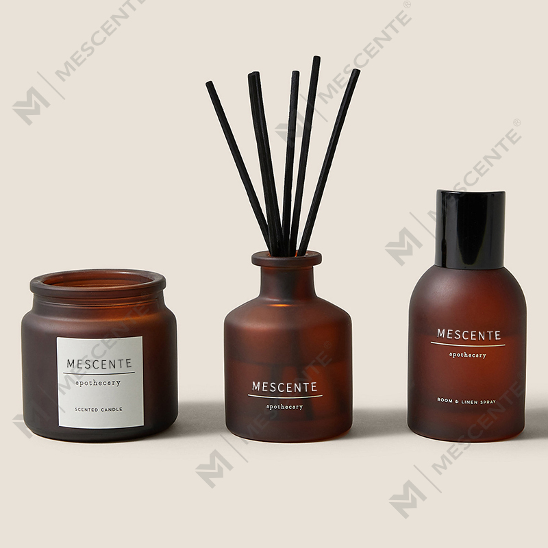 حامل شموع زجاجي شفاف فاخر مخصص بعلامة تجارية خاصة مع شموع شمع الصويا المعطرة مع غطاء