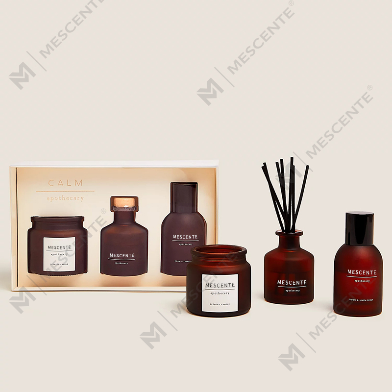 حامل شموع زجاجي شفاف فاخر مخصص بعلامة تجارية خاصة مع شموع شمع الصويا المعطرة مع غطاء