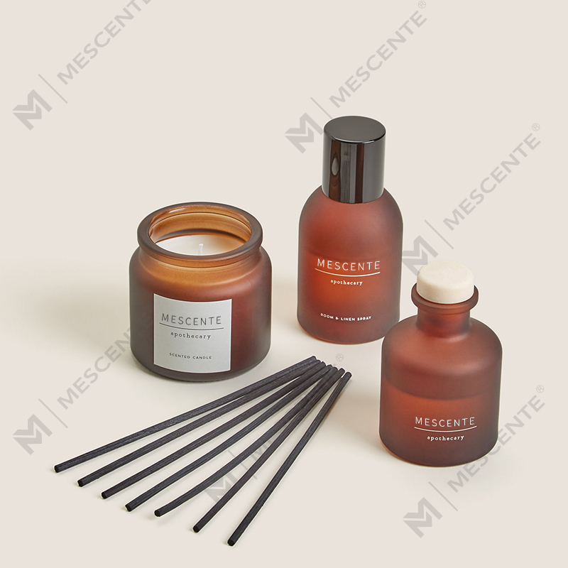 حامل شموع زجاجي شفاف فاخر مخصص بعلامة تجارية خاصة مع شموع شمع الصويا المعطرة مع غطاء