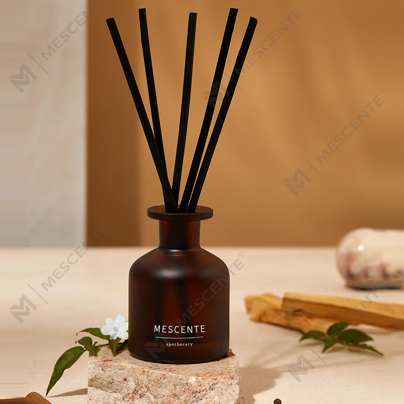 حامل شموع زجاجي شفاف فاخر مخصص بعلامة تجارية خاصة مع شموع شمع الصويا المعطرة مع غطاء