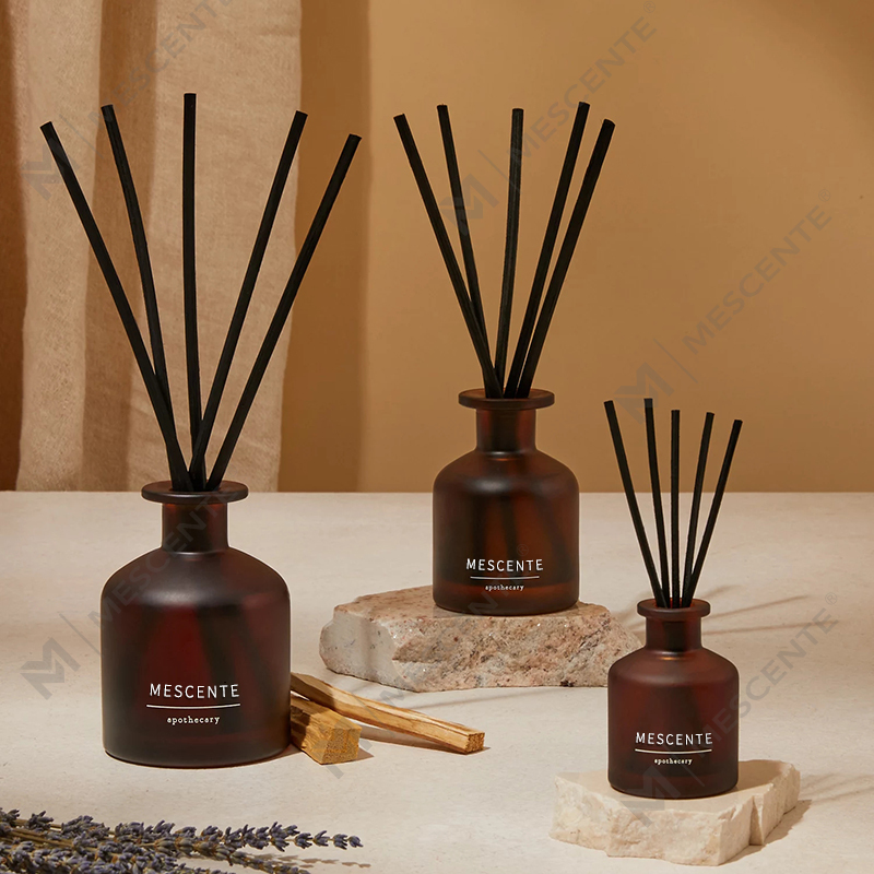 حامل شموع زجاجي شفاف فاخر مخصص بعلامة تجارية خاصة مع شموع شمع الصويا المعطرة مع غطاء